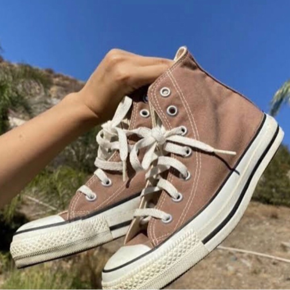 CONVERSE Chuck Taylor All Star High-Tops Men’s Size 6.5 Women’s Size 8.5